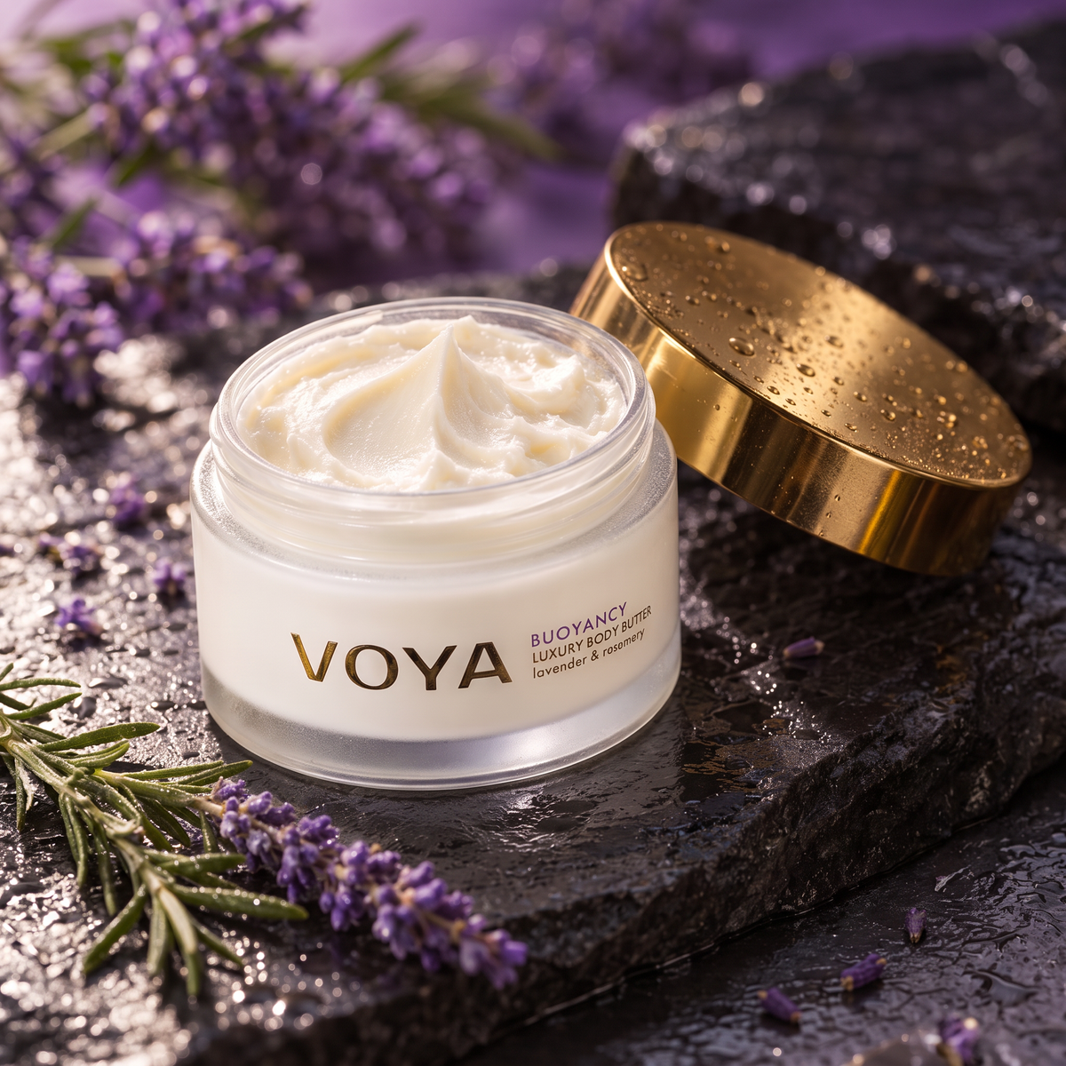 voya-buoyancy-bodybutter-med-lavendel-avbildet-på-natursten-med-lavendel-lokk-av