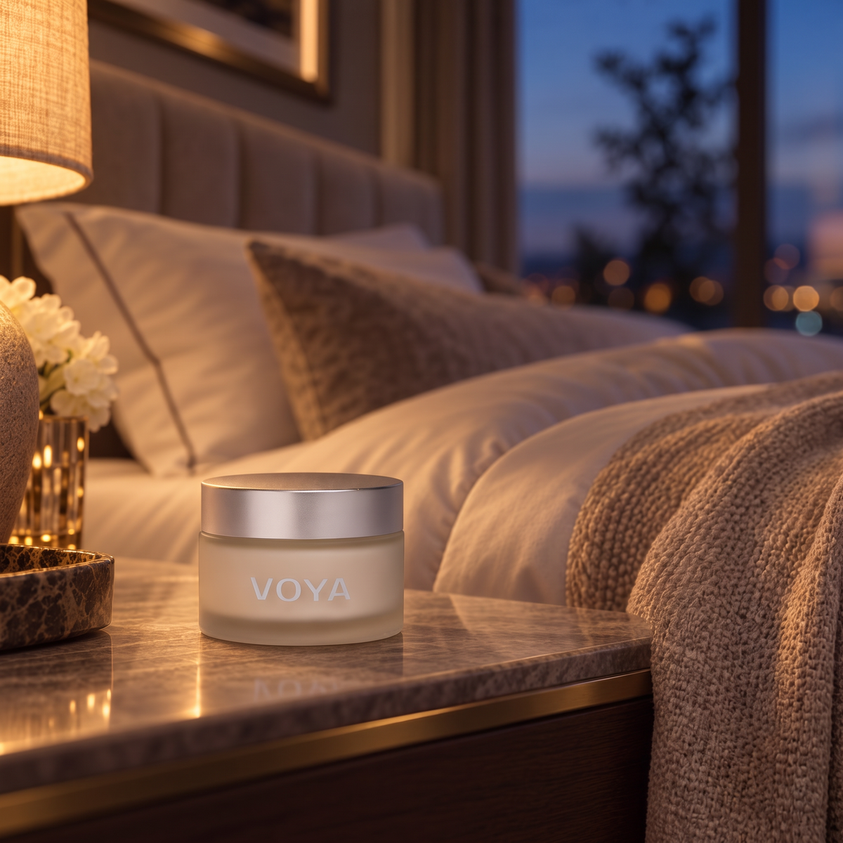 voya-dream-cream-nattkrem-på-nattbord-