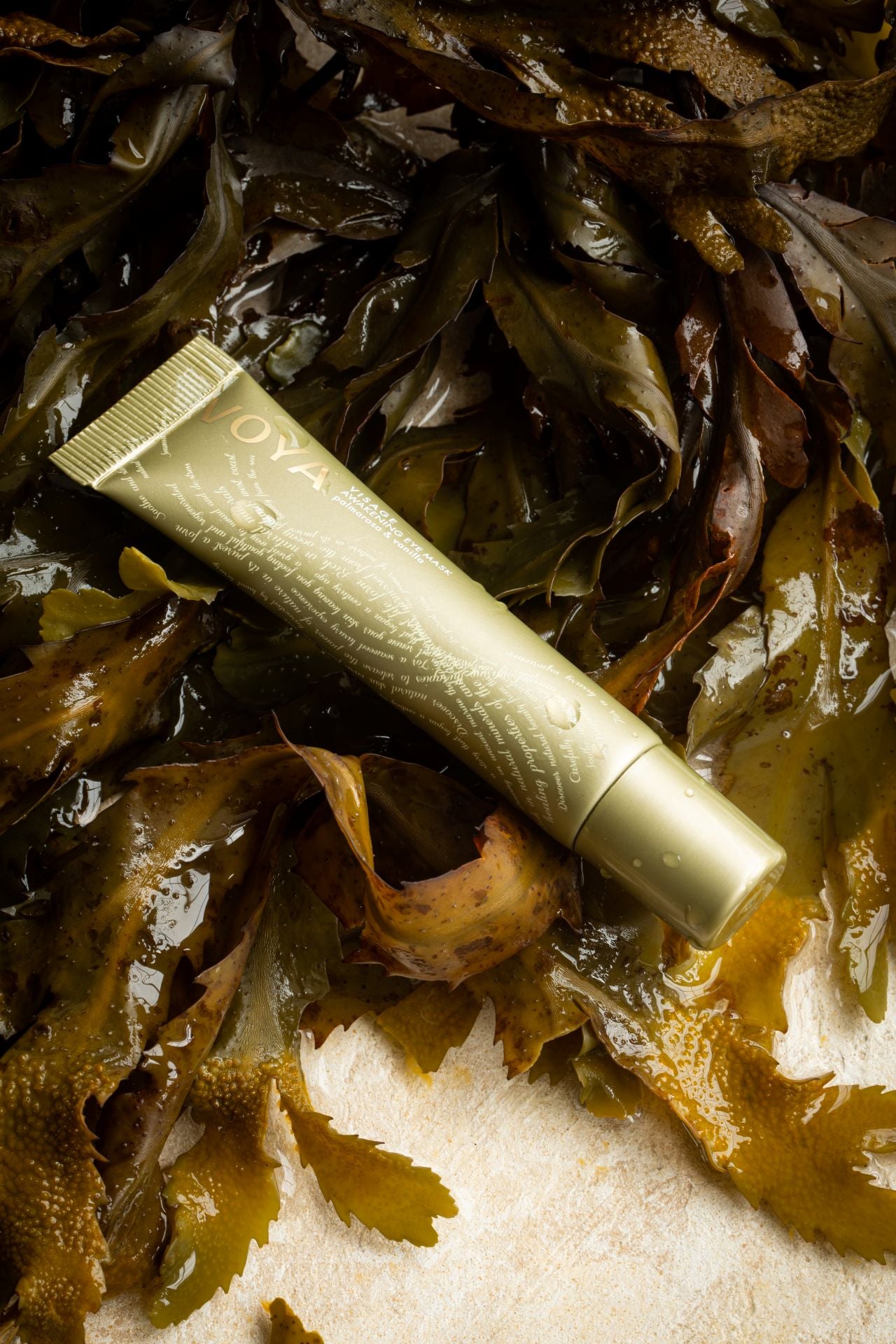 15 ml tube VOYA Visage – aktiv nattbehandling for øyepartiet. Økologisk, vegansk og anti-age med fucus serratus.