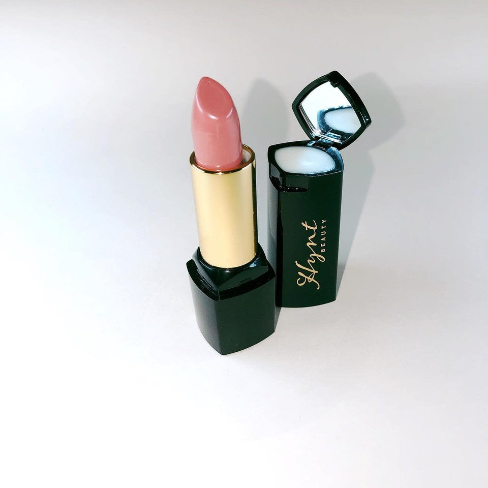 Delikat nude rosa leppestift med lilla undertoner – passer alle hudtoner