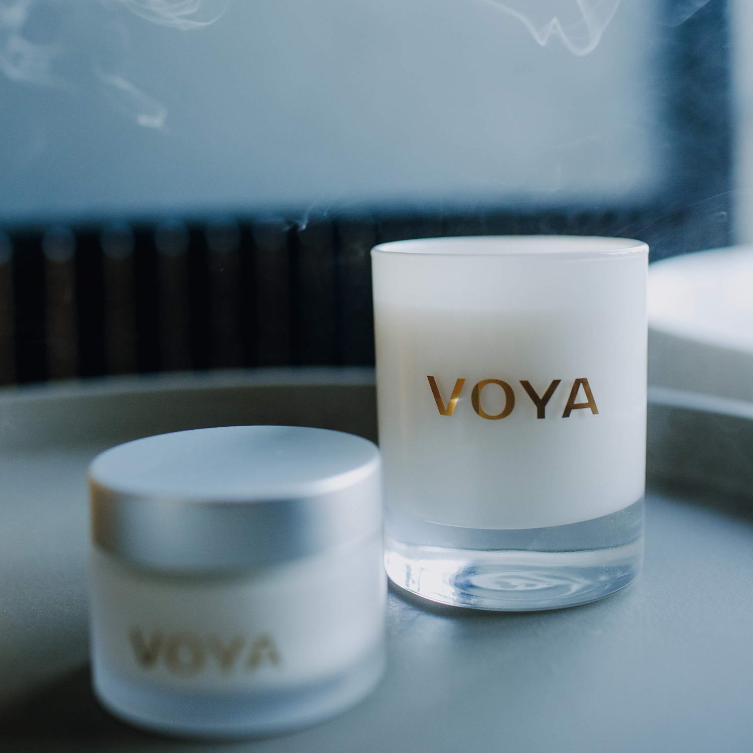 voya_duftlys-afrikansk lime og nellik lys som brenner