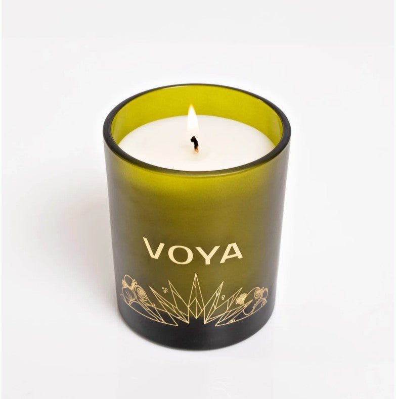 VOYA-juleduftlys-gronn-glassflaske sett ovenfra- tent lys