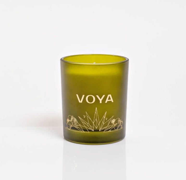 VOYA-juleduftlys-gronn-glassflaske-rett-forfra