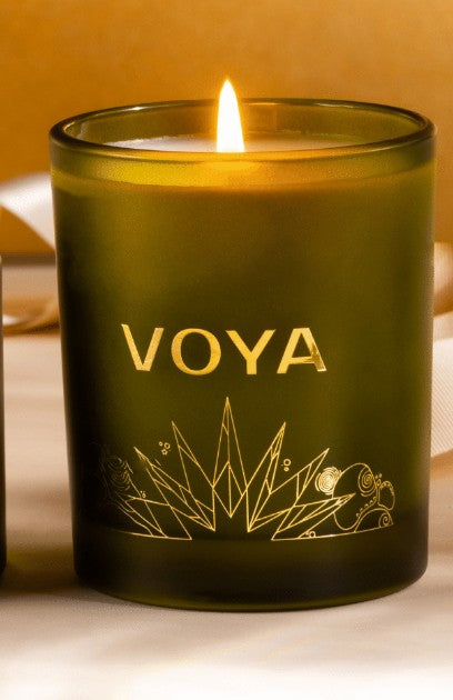 VOYA-juleduftlys-gronn-glasskrukke-tent-lys