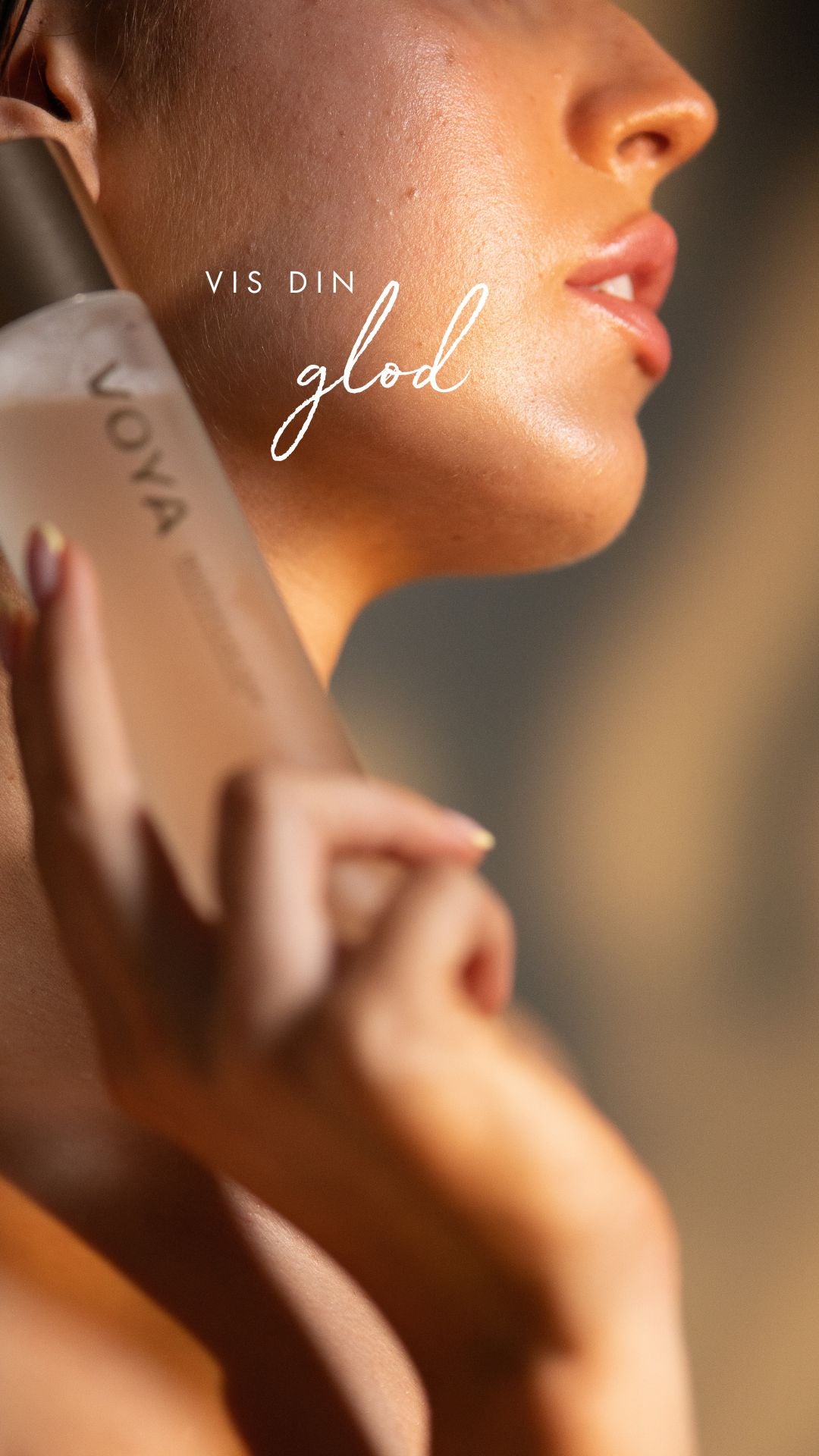 voya-bio-glow-toner-sammen med dame med ansikt