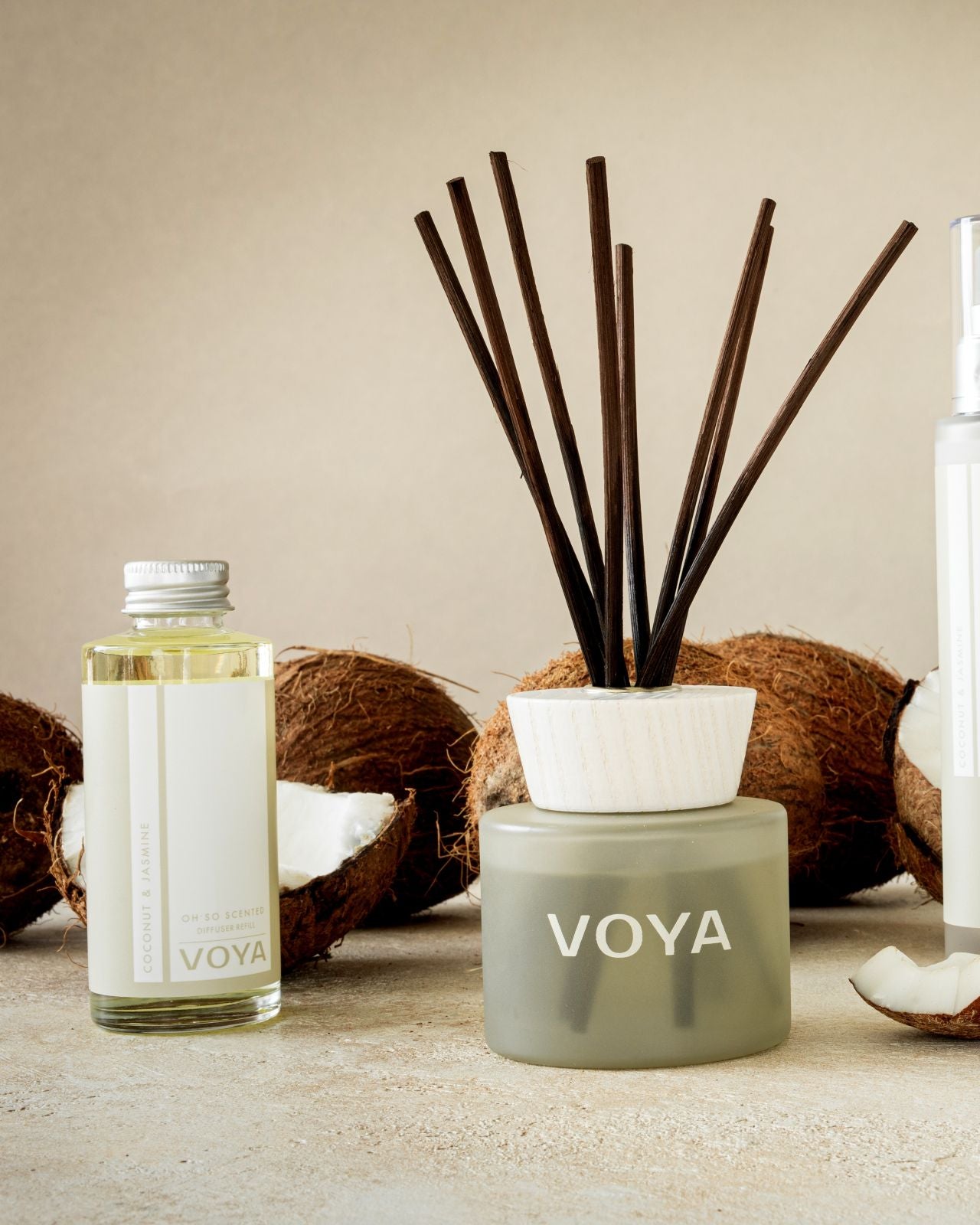 VOYA diffuser bundle – original romduft i glassflaske + refill. Spar penger og plast med samme luksuriøse duft.
