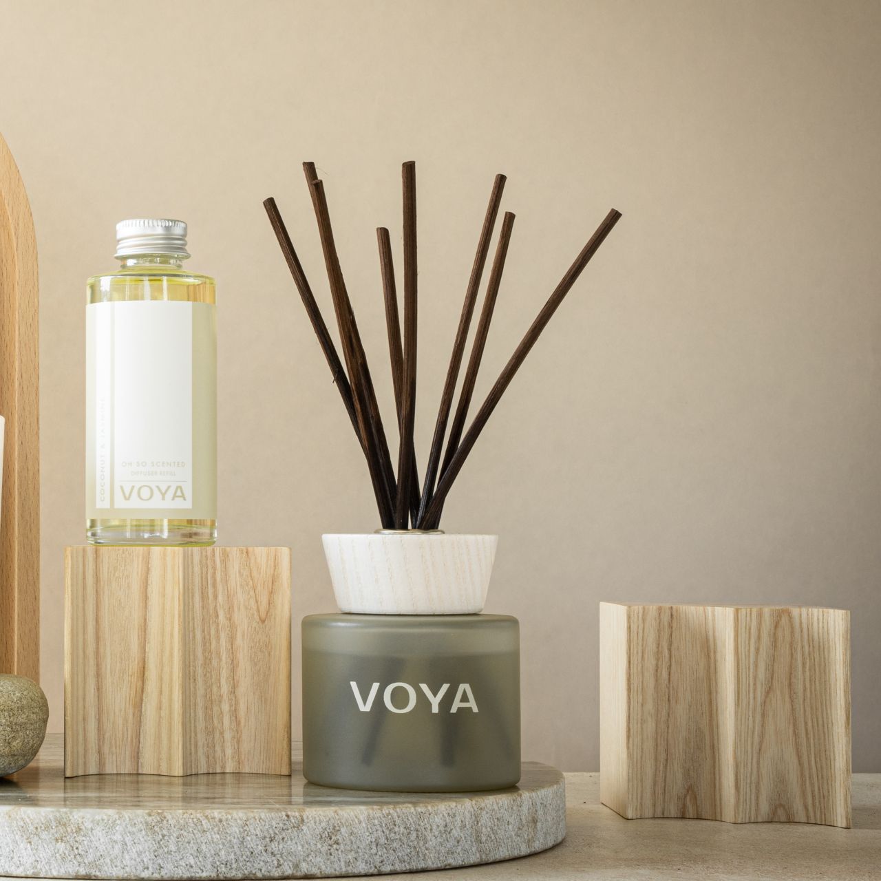 VOYA romduft og refill – naturlig duftpakke med eteriske oljer. Elegant og miljøvennlig duftløsning for hjemmet.