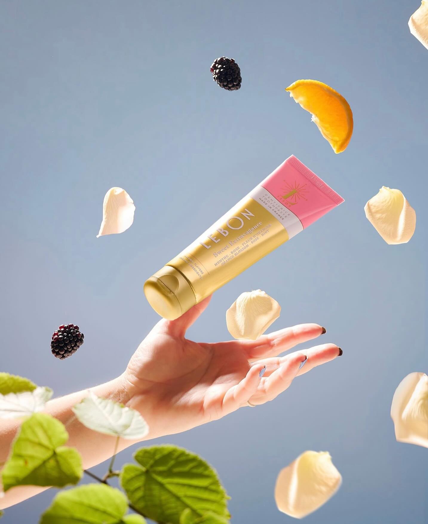 lebon tannkrem sweet extravagance livsstilbilde med hånd
