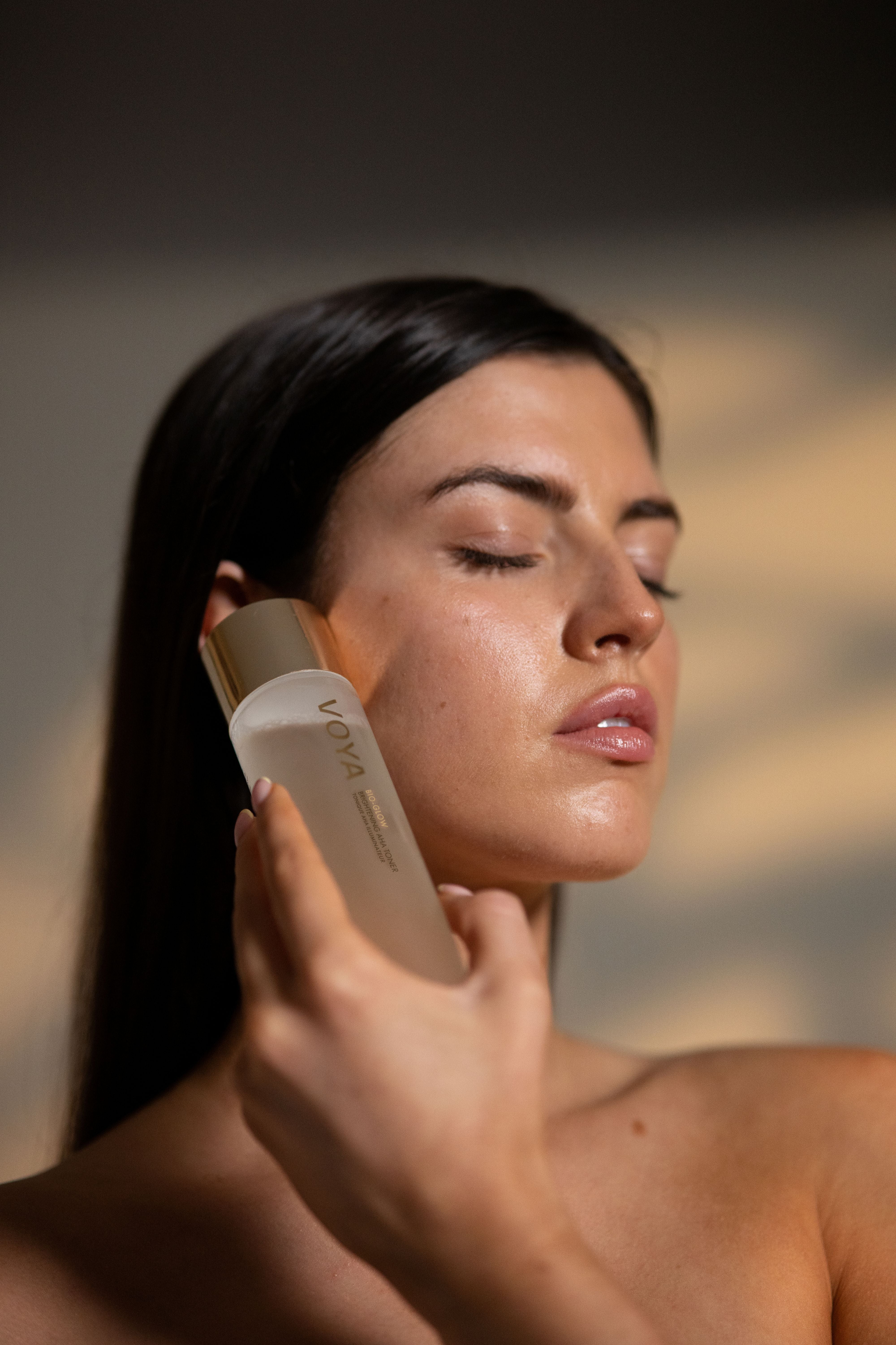 voya-bio-glow-toner-vises med dame-ansikt