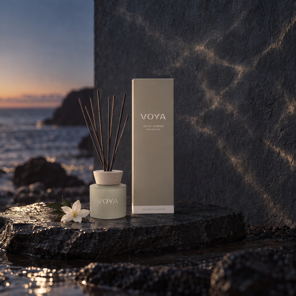 VOYA naturlig romduft med kokos og sjasmin – vakkert-bilde-på-sten-ved-havet