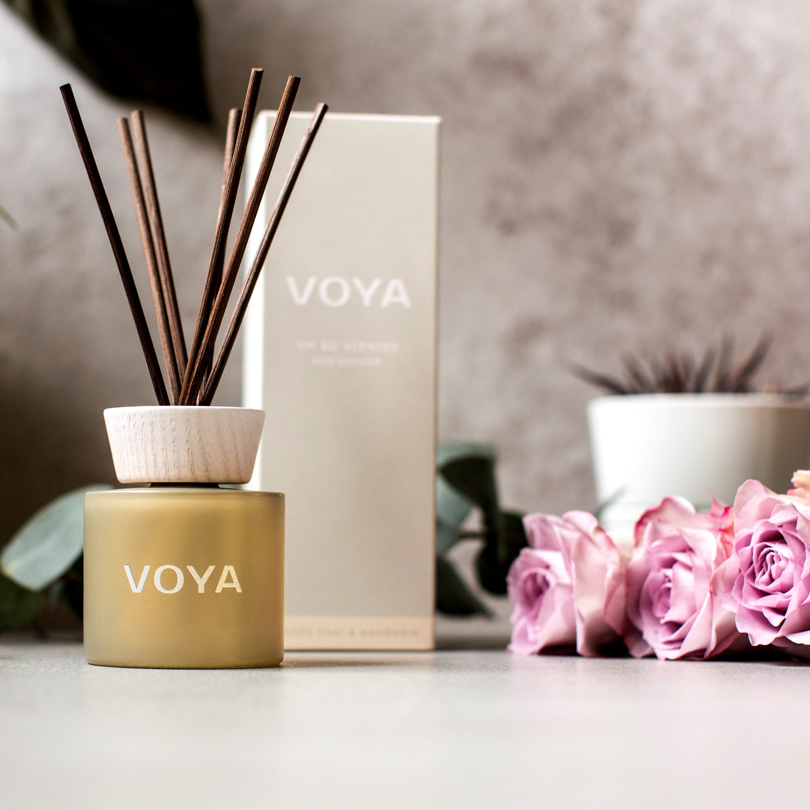 VOYA naturlig romduft med eteriske oljer – lavendel og rose gir spa-følelse og indre ro i hjemmet. Uten syntetiske dufter.