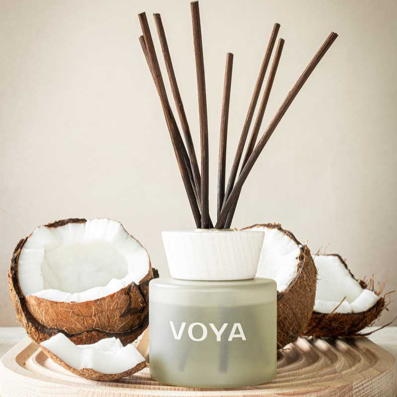VOYA naturlig romduft med kokos og sjasmin – perfekt for spa-følelse på soverom eller bad. Uten syntetiske ingredienser.