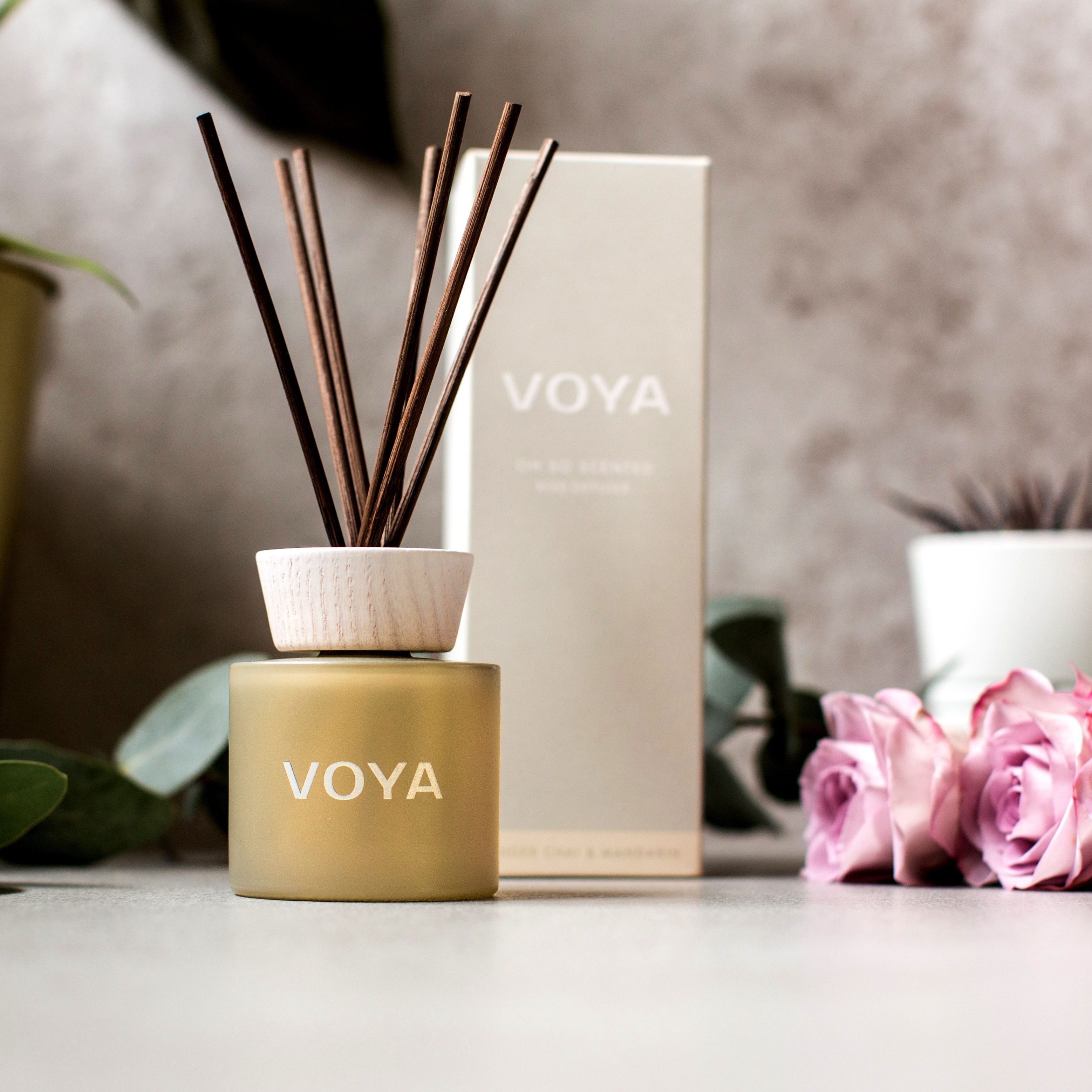 VOYA romduft og refill – naturlig duftpakke med eteriske oljer. Elegant og miljøvennlig duftløsning for hjemmet.  Med rose & Kamille

