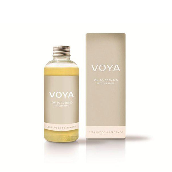 VOYA refill 100 ml romduft – Cedarwood & Bergamot i elegant glassflaske. Naturlig duft med eteriske oljer for en rolig og sofistikert atmosfære.