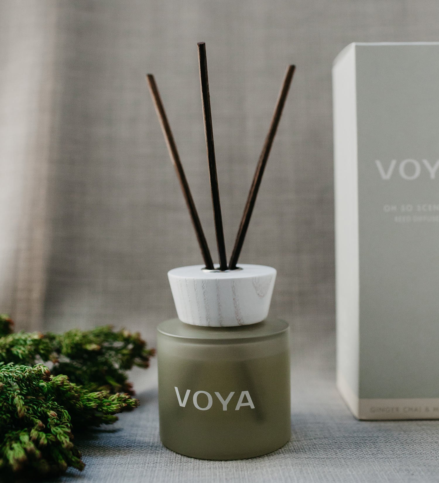 VOYAs naturlige diffuser med bergamott og sedertre. Aromaterapi og luksus til hjemmet uten syntetisk parfyme. I elegant glassflaske
