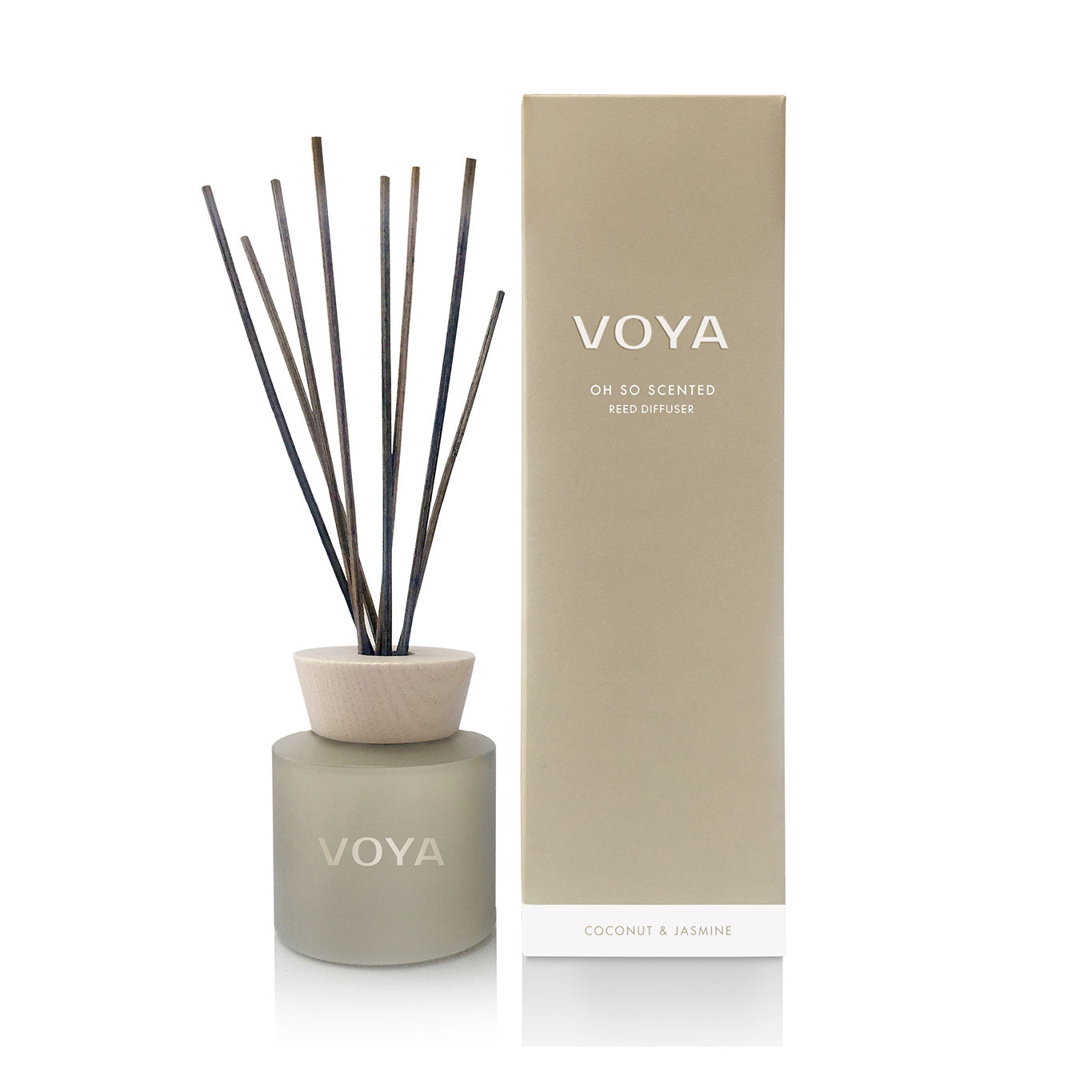 VOYA romduft – Coconut & Jasmine i elegant flaske med bambuspinner. Naturlig og feminin duftopplevelse for hjemmet.