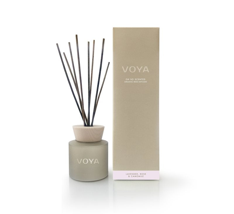 VOYA romduft – Lavender, Rose & Camomile i elegant flaske. Naturlig og rogivende duft med lavendel, rose og kamille.