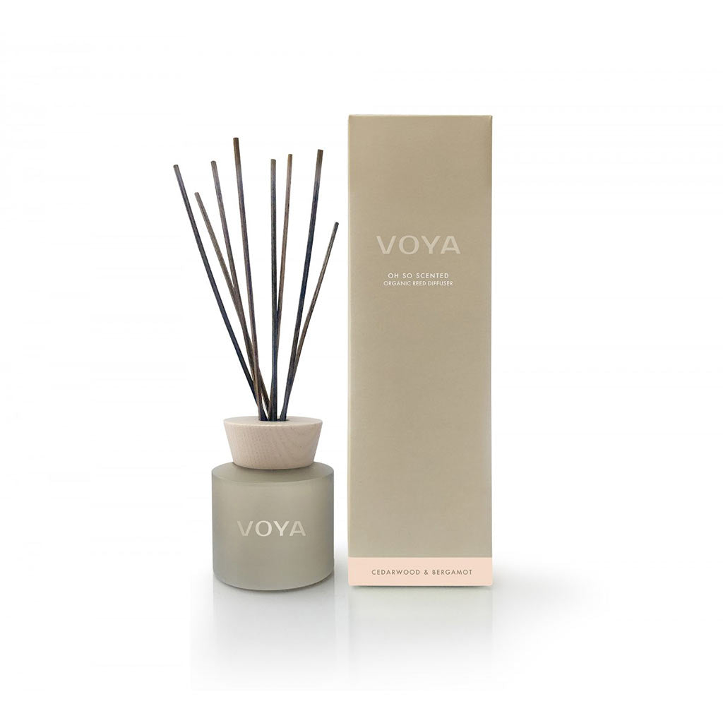 VOYA romduft – Cedarwood & Bergamot i elegant glassflaske. Naturlig duft med eteriske oljer for en rolig og sofistikert atmosfære.